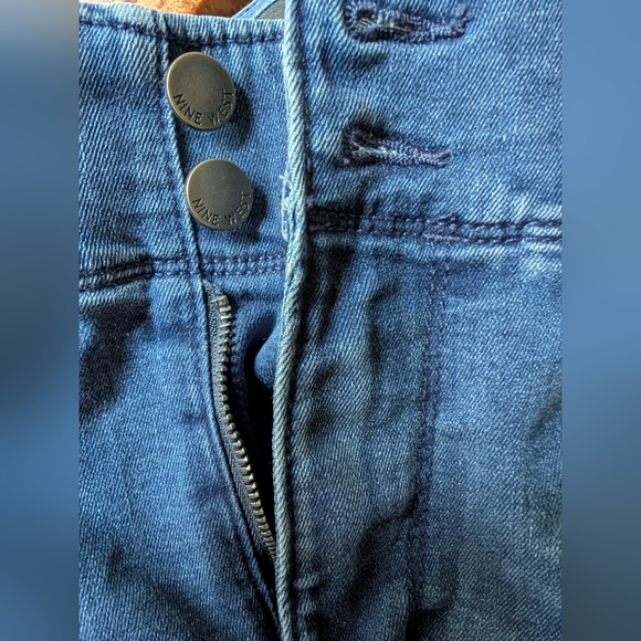 Nine West Tummy-Control Skinny Jeans
Color: Medium Wash, Size: 14 (EUC) - Picture 8 of 9